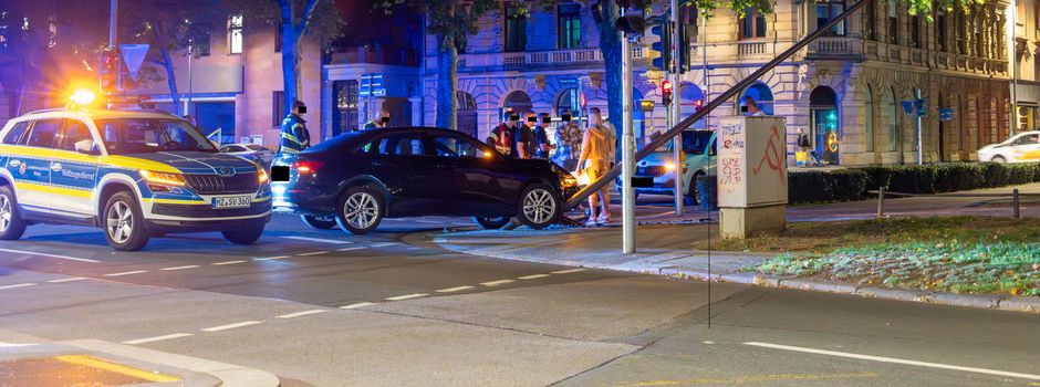 Unfall in Mainzer Innenstadt: Auto kracht gegen Laternenmast