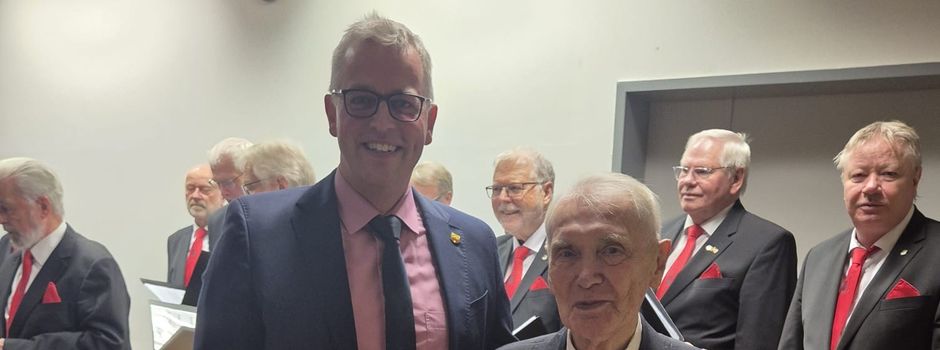 Helmut Dammann ist mit dem Ehrentaler der Samtgemeinde Horneburg ausgezeichnet worden