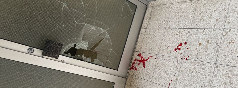 Scheibe zertrümmert, Blut auf dem Boden: Polizeieinsatz in Mainz