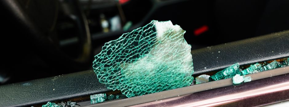 Autoscheiben eingeschlagen