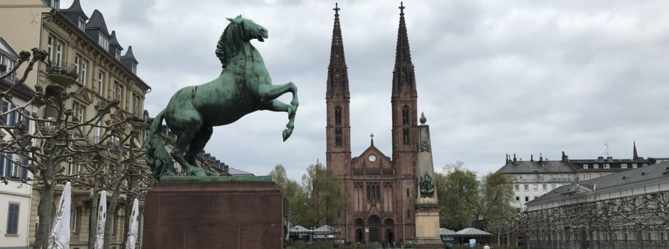 Wiesbadener wirft mit Bierflaschen nach Frau und greift Stadtpolizisten an