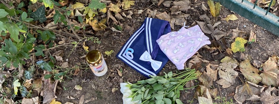 Grabkerzen und Kinderkleidung vor Kitas und Schulen sorgen für Aufregung