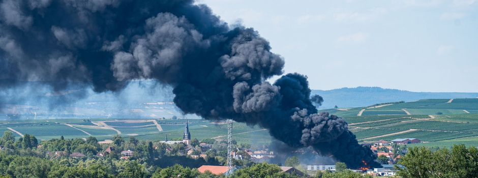 Meterhohe Flammen in Sprendlingen: Großbrand in Industriegebäude