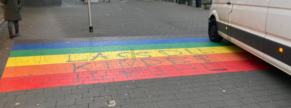 Regenbogen-Zebrastreifen in Mainz erneut beschmiert