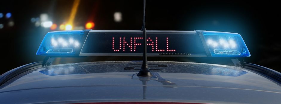 Auto kommt von Fahrbahn ab