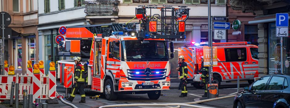 Bei Großeinsatz: Mann rempelt Feuerwehrmann in Wiesbaden um