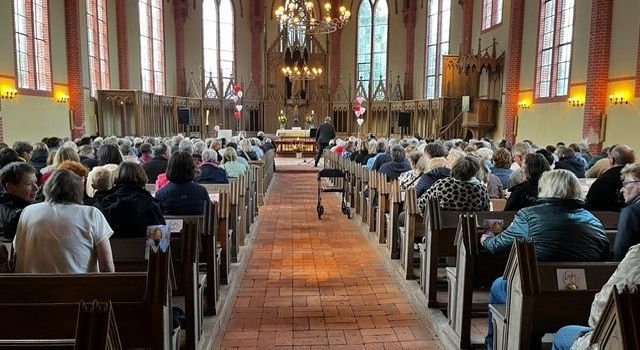 Volle Kirche an einem Mittwoch Abend