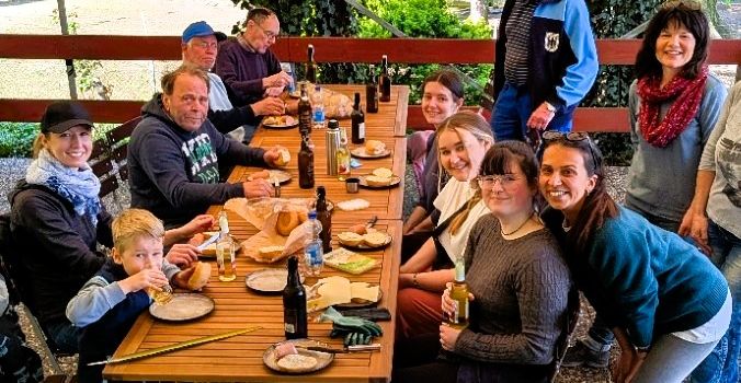 Gemeinsam für den Vogelpark: Frühjahrsputz lockt zahlreiche Helfer an