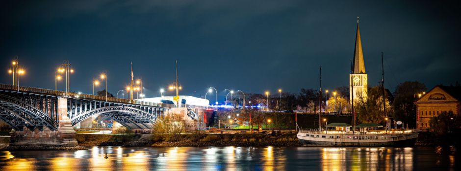 Ohne Schuhe gefahren: Mann (60) verursacht heftigen Unfall in Mainz-Kastel