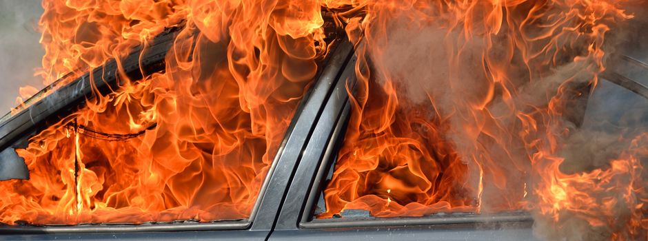 Anwohner meldet Explosion und brennenden Pkw