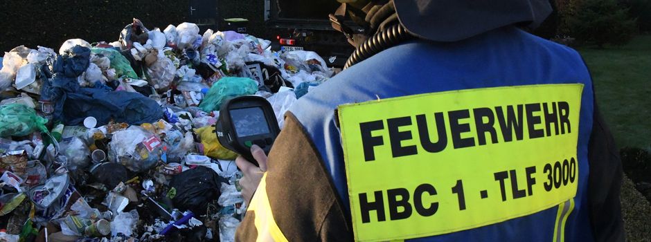 Brennender LKW eines Entsorgungsbetriebes in Herzebrock