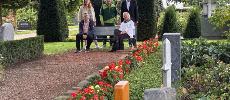 Besondere Sitzbänke für die Memoriam-Gärten auf den Friedhöfen Issum und
Sevelen Nieukerker Straße