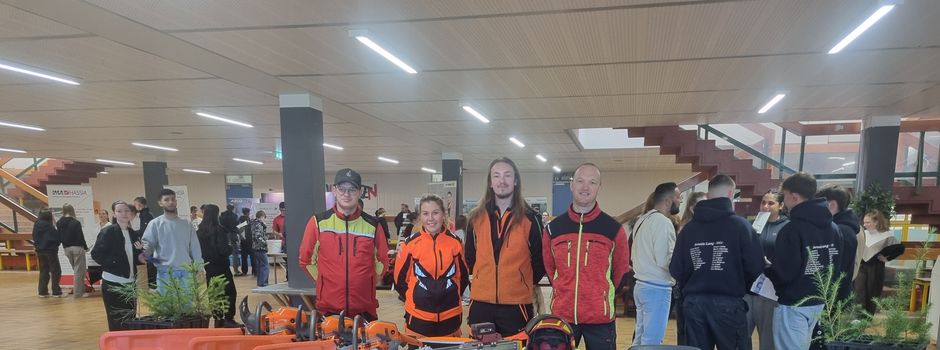 Forstwirt-Auszubildende präsentieren ihr Handwerk auf der Berufsmesse