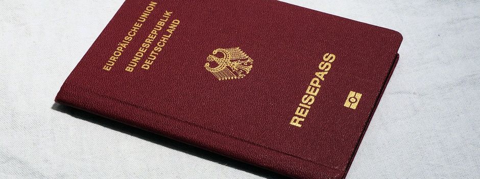 Flyer zur Erläuterung der Sicherheitsmerkmale im Reisepass und Personalausweis