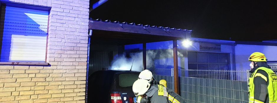 Brennender PKW unter Carport
