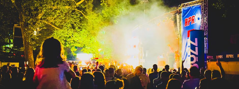 Vor der Bühne: Mann zieht sich auf Mainzer Weinmarkt aus