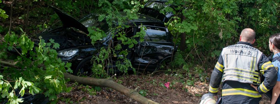 Porsche kracht gegen Baum in der Mainzer Wallstraße