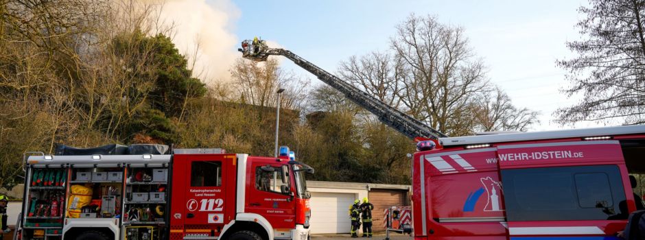Einfamilienhaus in Idstein brennt nieder – Rauchmelder rettet Bewohnerin