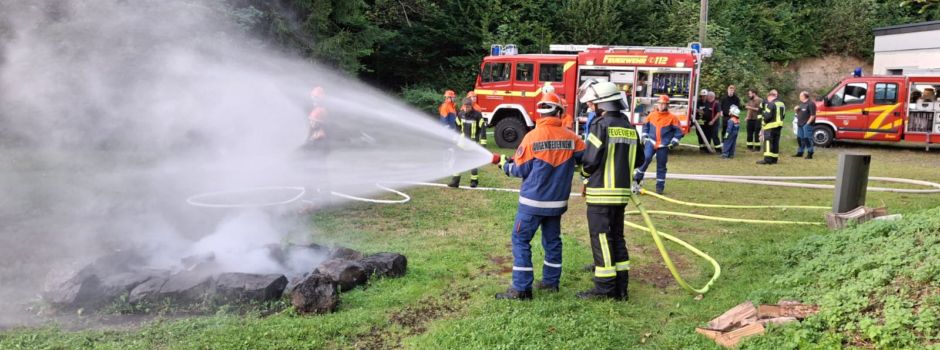 Jugendfeuerwehr übt in Hausen