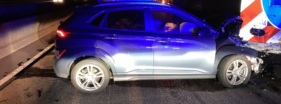 Verkehrsunfall am Wiesbadener Kreuz: Auto kracht in Baustellenabsperrung