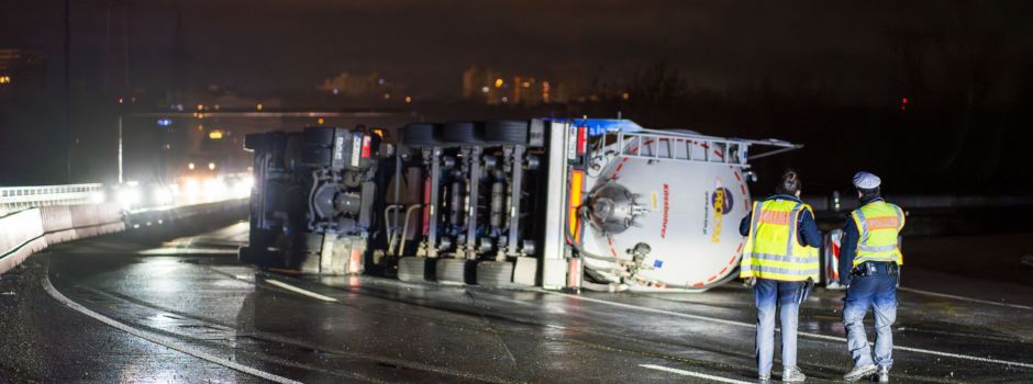 Schwerer LKW-Unfall: Schiersteiner Brücke gesperrt