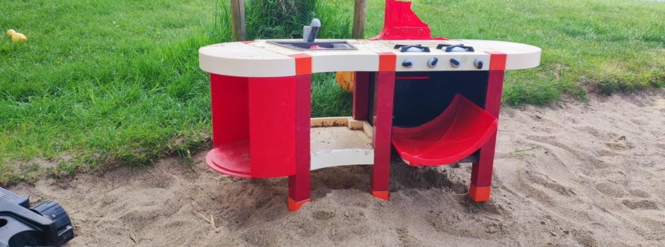 Spielzeug am Strand in Godern