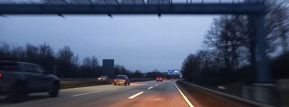 Autofahrer fährt Schlangenlinien über die A61
