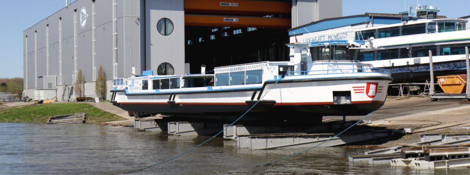 Mondorf: Barkassen für Hafenrundfahrten in Hamburg