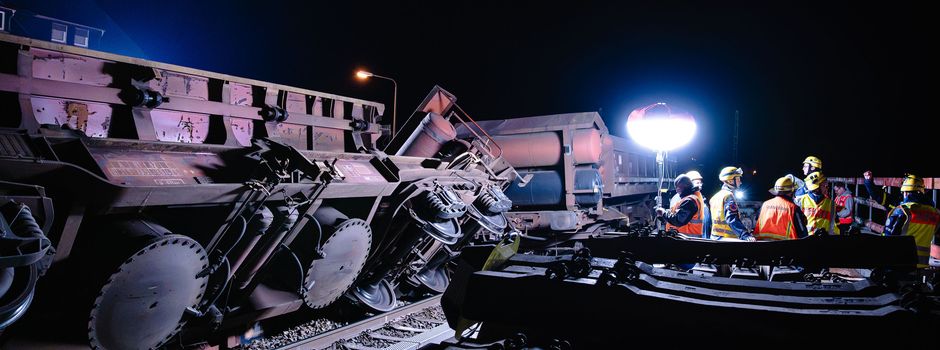 Schwerer Brocken: Umgekippter Waggon sorgt für nächtlichen Einsatz