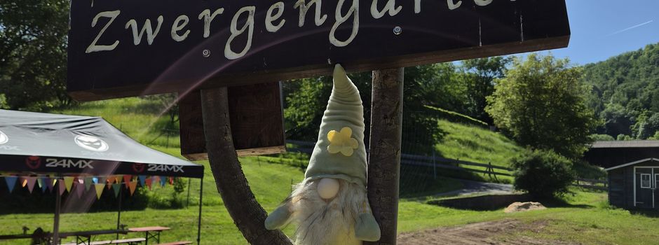 Unser Barfußpfad im Zwergengarten ist fertig!