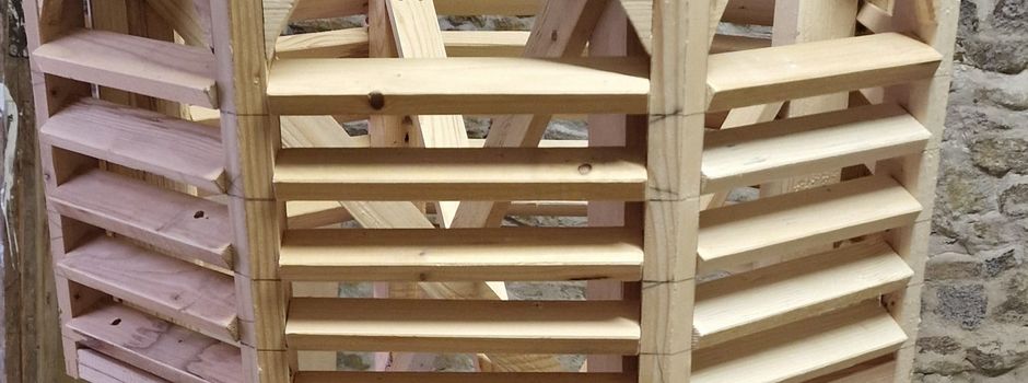 Woinemer Macher bauen am „Schiefen Turm“:
Turmbau für den Festumzug in Schornsheim läuft auf
Hochtouren