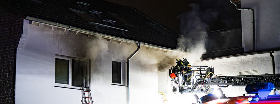 Flammen und Rauch: Feuerwehr rettet drei Menschen über Leitern