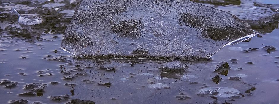 Vorsicht: Eisdecken auf Gewässern sind oft noch brüchig