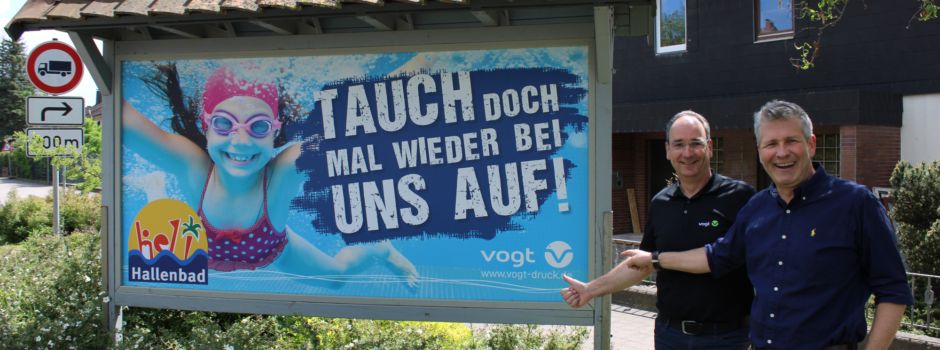 Neues Werbeschild für das Hallenbad