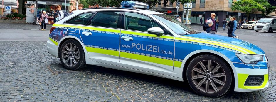 Motorradfahrer flüchtet vor Kontrolle in Mainz – und kracht in Polizeiauto