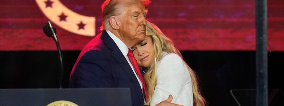 Kirks Witwe an Trumps Brust