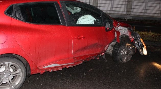 Mercedes nach Unfall flüchtig