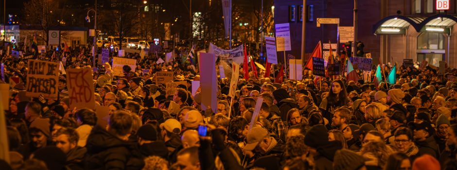 Mehr als 10.000 Menschen bei Demo gegen Rechtsextremismus in Wiesbaden