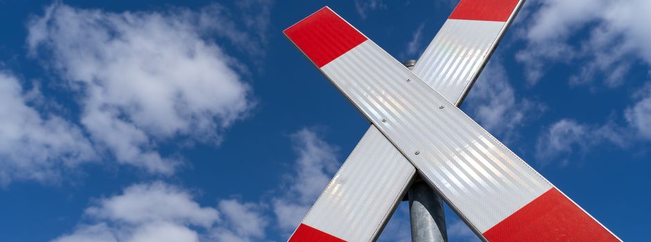 Schrankenanlage eines Bahnübergangs manipuliert – Zeugen gesucht