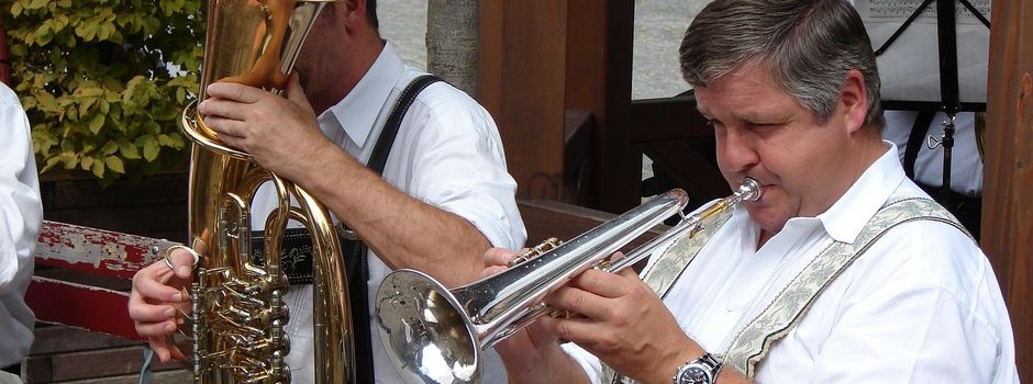 Essen, Trinken und Feiern beim Dorffest Zell u. A.