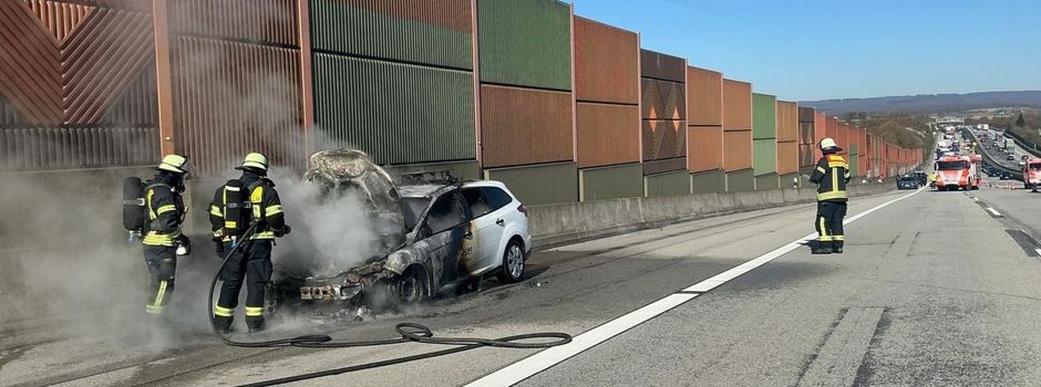 Auto brennt auf A3 bei Wiesbaden