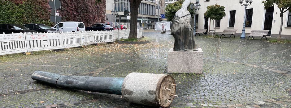 Lkw fährt Bischofssäule in Mainzer Altstadt um