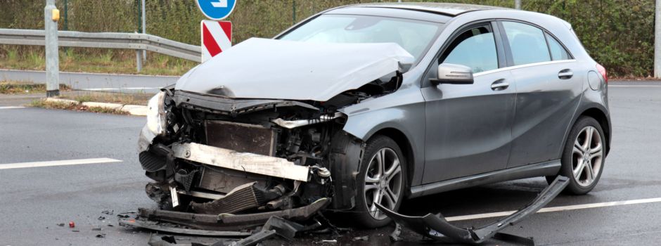 Verkehrsunfall: Heftiger Zusammenstoß zwischen Linienbus und PKW