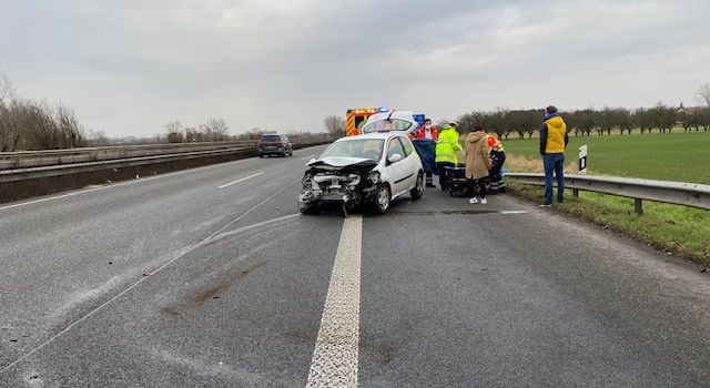 Schwerer Verkehrsunfall: Autofahrerin kracht von Raser bedrängt in Leitplanke