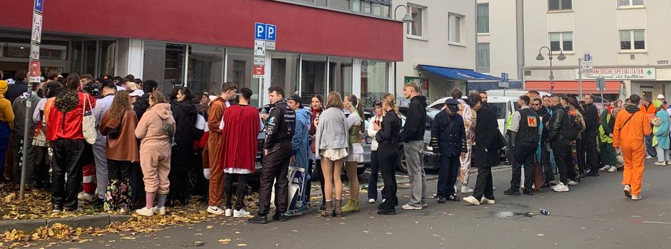 Riesige Schlange vor Mainzer MCV-Haus an der Römerpassage