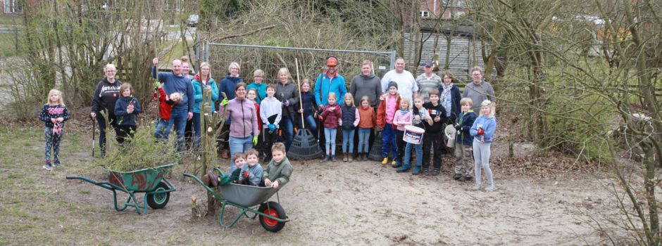Zwei Stunden in Aktion: Eltern und Kinder putzen den Schulhof heraus