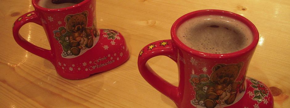 Beim Glühweintrinken: Mann droht Frau Prügel an und zieht Waffe