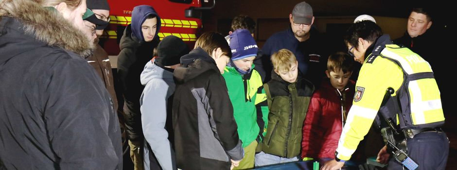 Polizei besucht Jugendfeuerwehr Niederkassel: Schulung bei Dunkelheit und Kälte