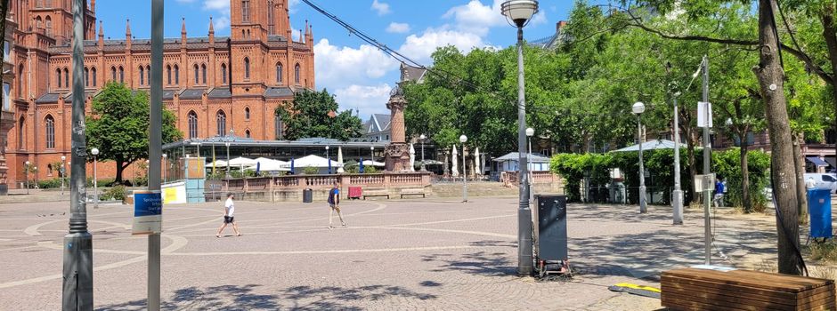 Lkw rammt neue Sprühnebelanlage in Wiesbaden
