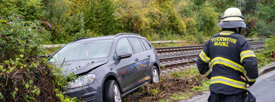Auto im Gleisbett sorgt für Verkehrschaos in Mainz
